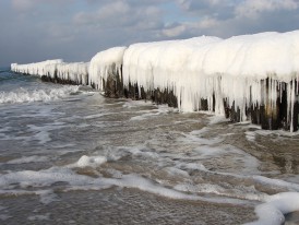 Ostsee Buhnen im Winter