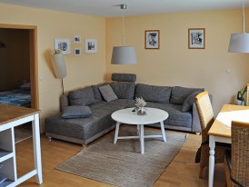 Wohnzimmer mit großer Couch